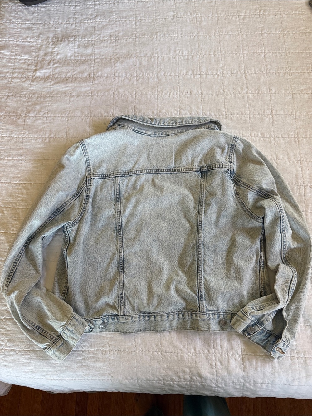 Levi's Vintage-Inspired Light Wash Denim Trucker Jacket - Picture 4 of 4